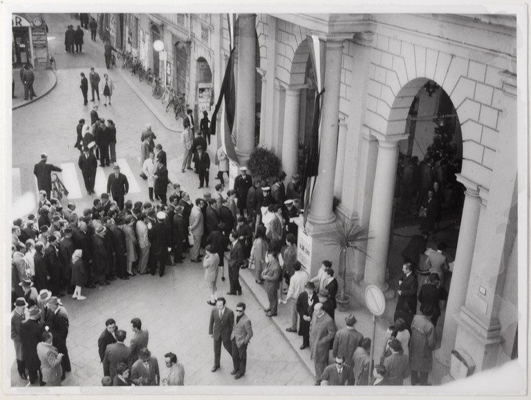 Gattatico-Reggio Emilia, 27-30 marzo 1970, Funerali di Alcide Cervi, coda di persone in attesa di entrare nella camera ardente ad omaggiare la salma di Papà Cervi
